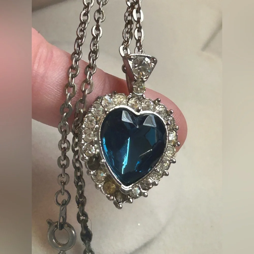Royal Blue Heart Rhinestone Pendant Necklace Silver Tone Chain Vintage Necklace - Picture 11 of 14